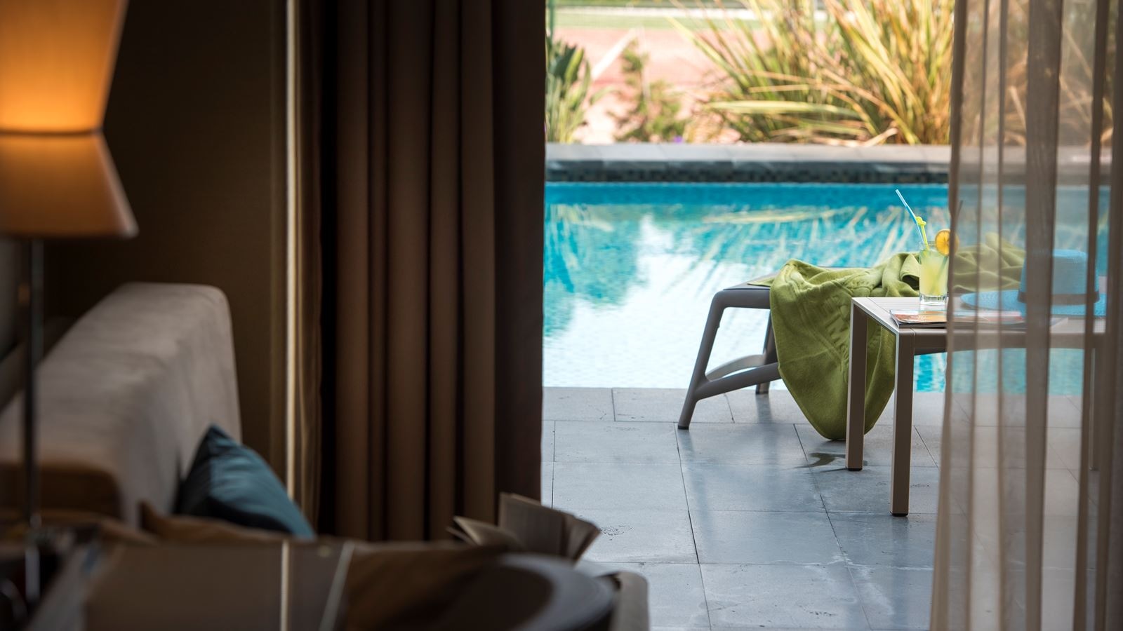 rooms-deluxe-building-standard-swimup-room