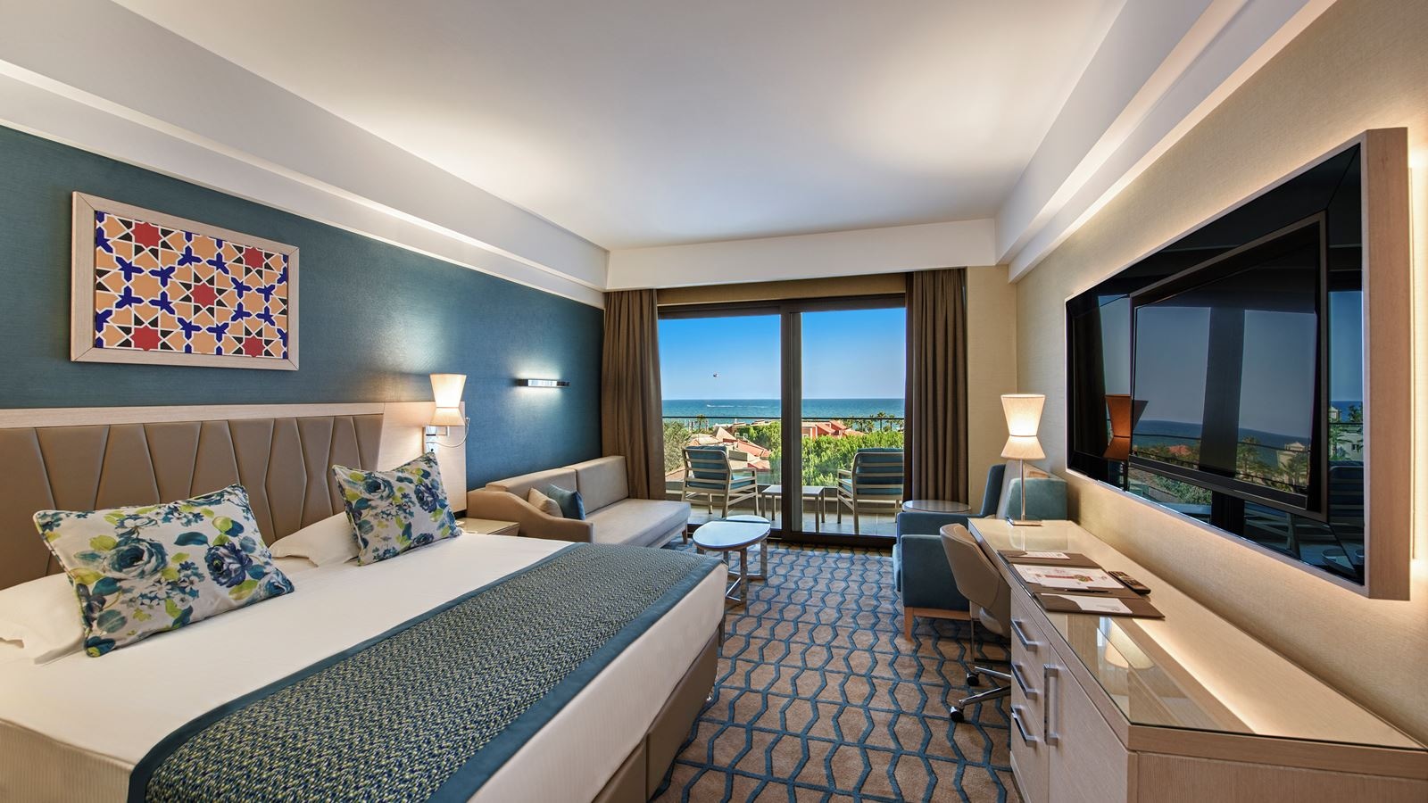 rooms-deluxe-building-family-room