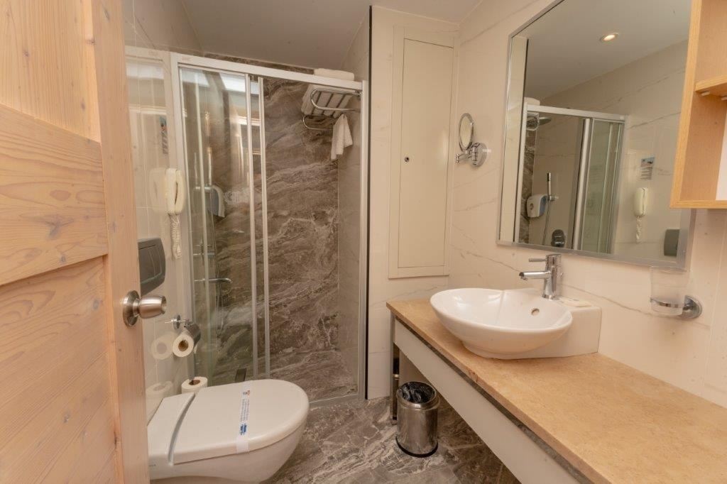 rooms-lake-house-upper-room