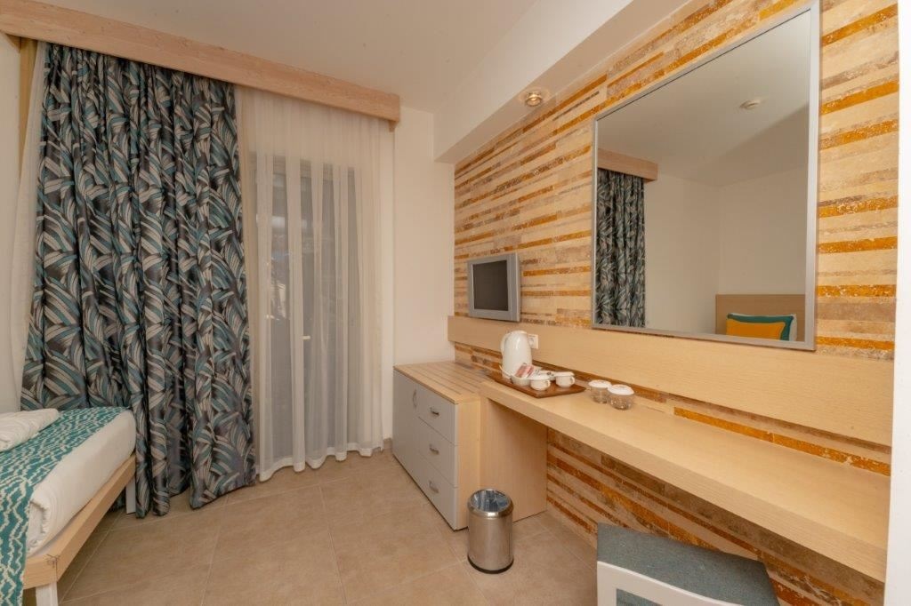 rooms-lake-house-upper-room