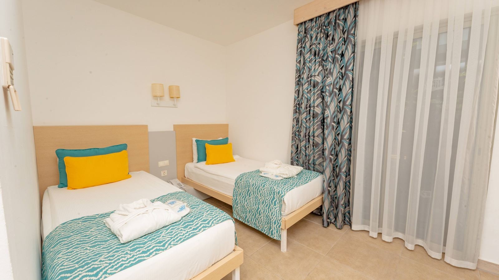 rooms-lake-house-pool-access-room