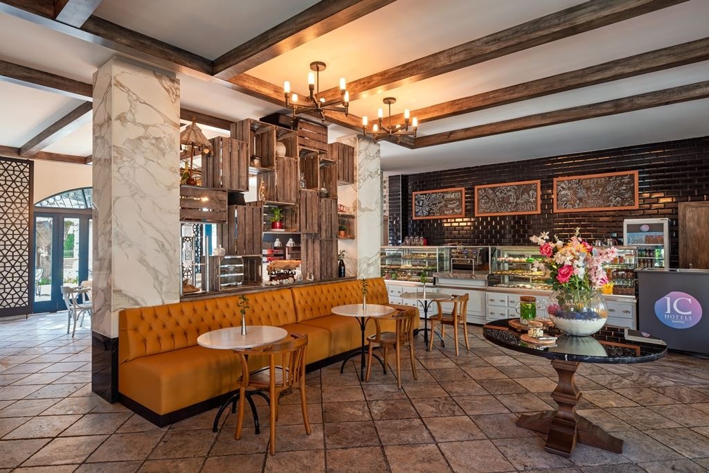 restaurants-club-house-only-for-villa-guests