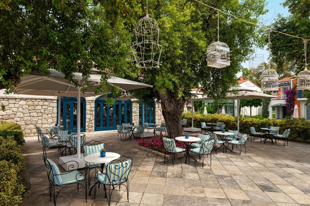 restaurants-club-house-only-for-villa-guests