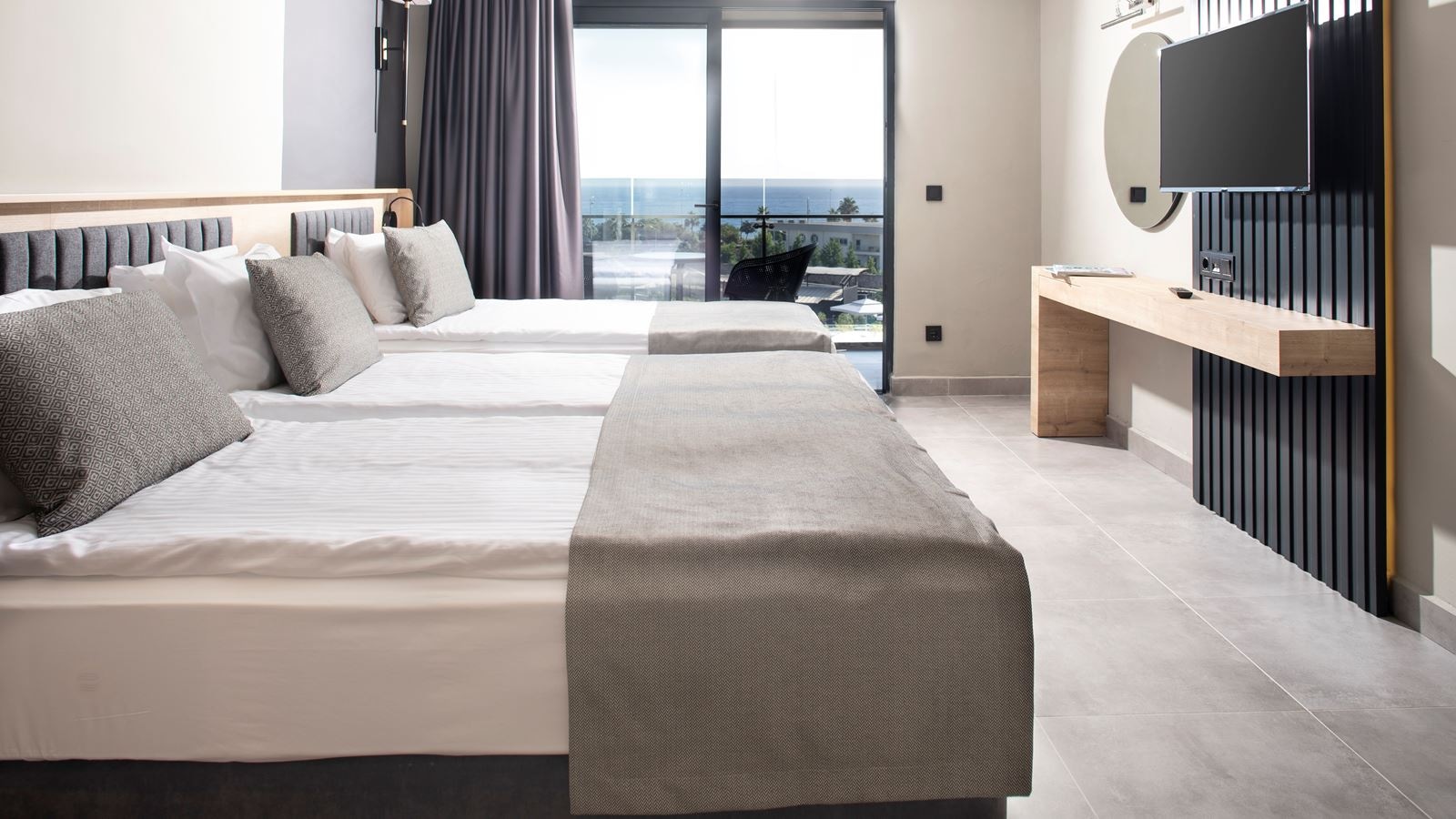 rooms-superior-room-land-view