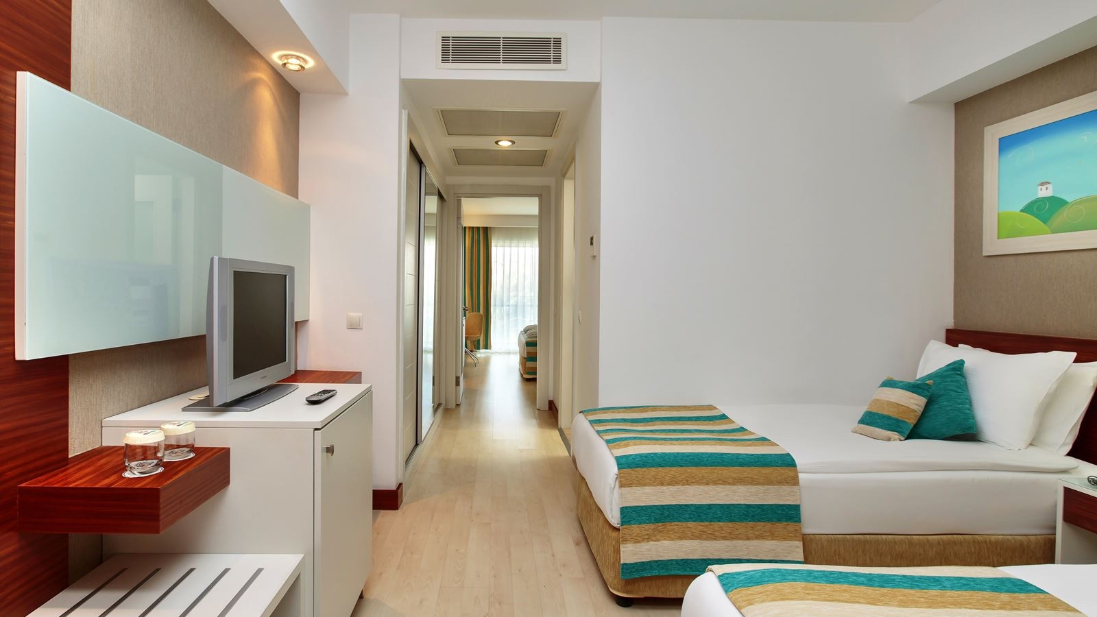 rooms-family-room-side-sea-view