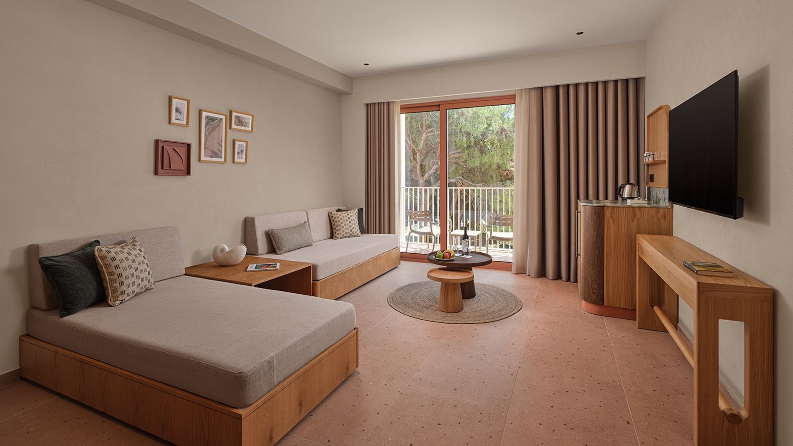 rooms-family-suite-main-building-room