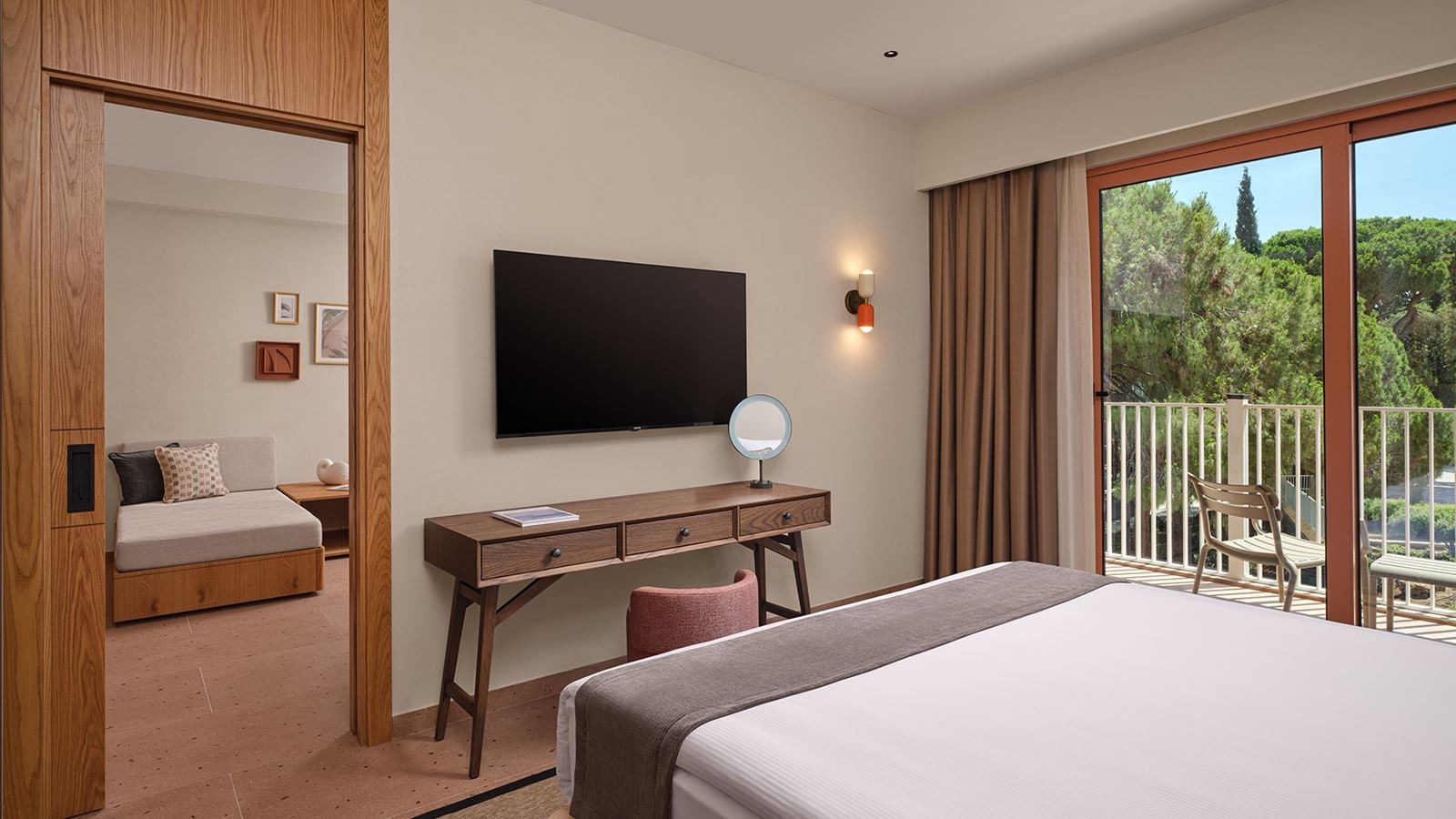 rooms-family-suite-main-building-room