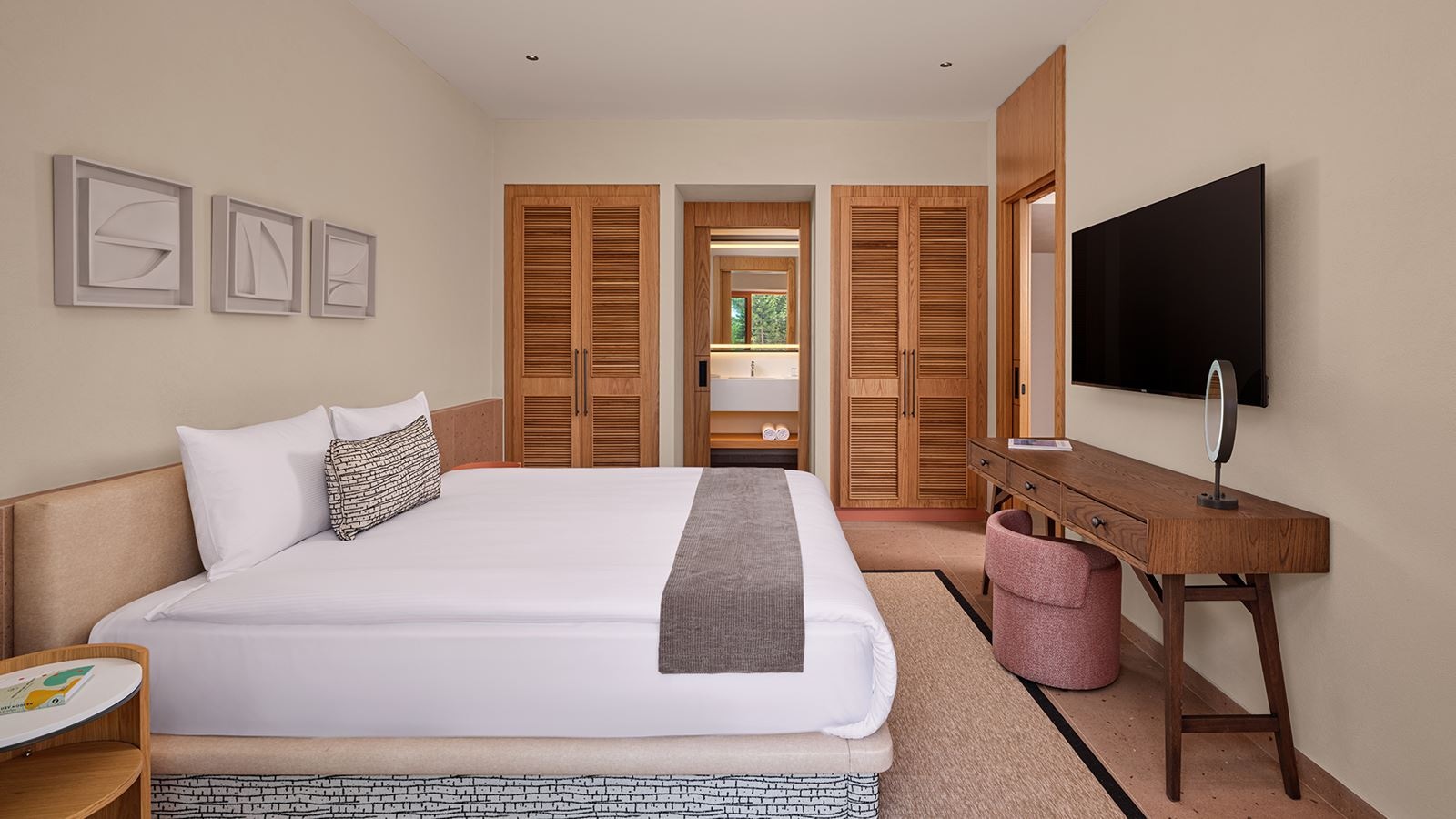 rooms-family-suite-main-building-room