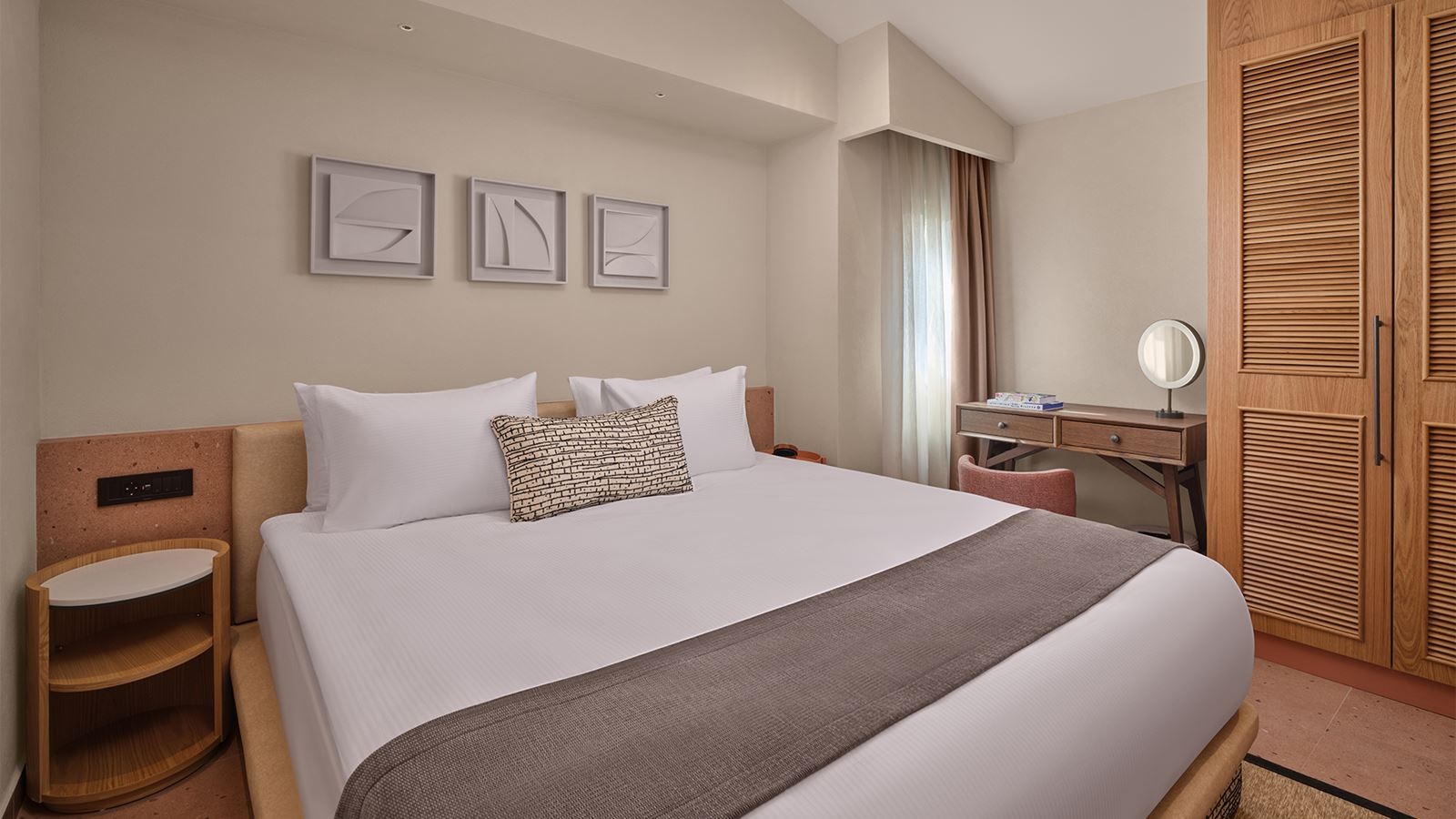 rooms-lake-suite-direct-pool-acces-+18-age