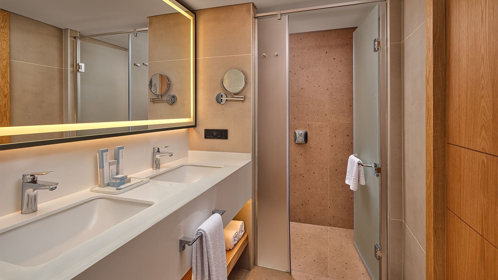 rooms-lake-suite-direct-pool-acces-+18-age