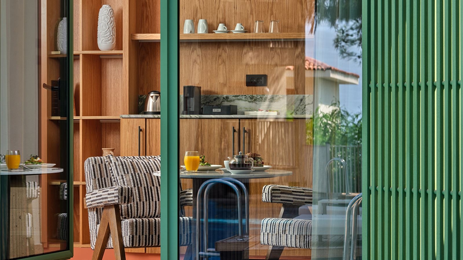 rooms-lake-suite-direct-pool-acces-+18-age