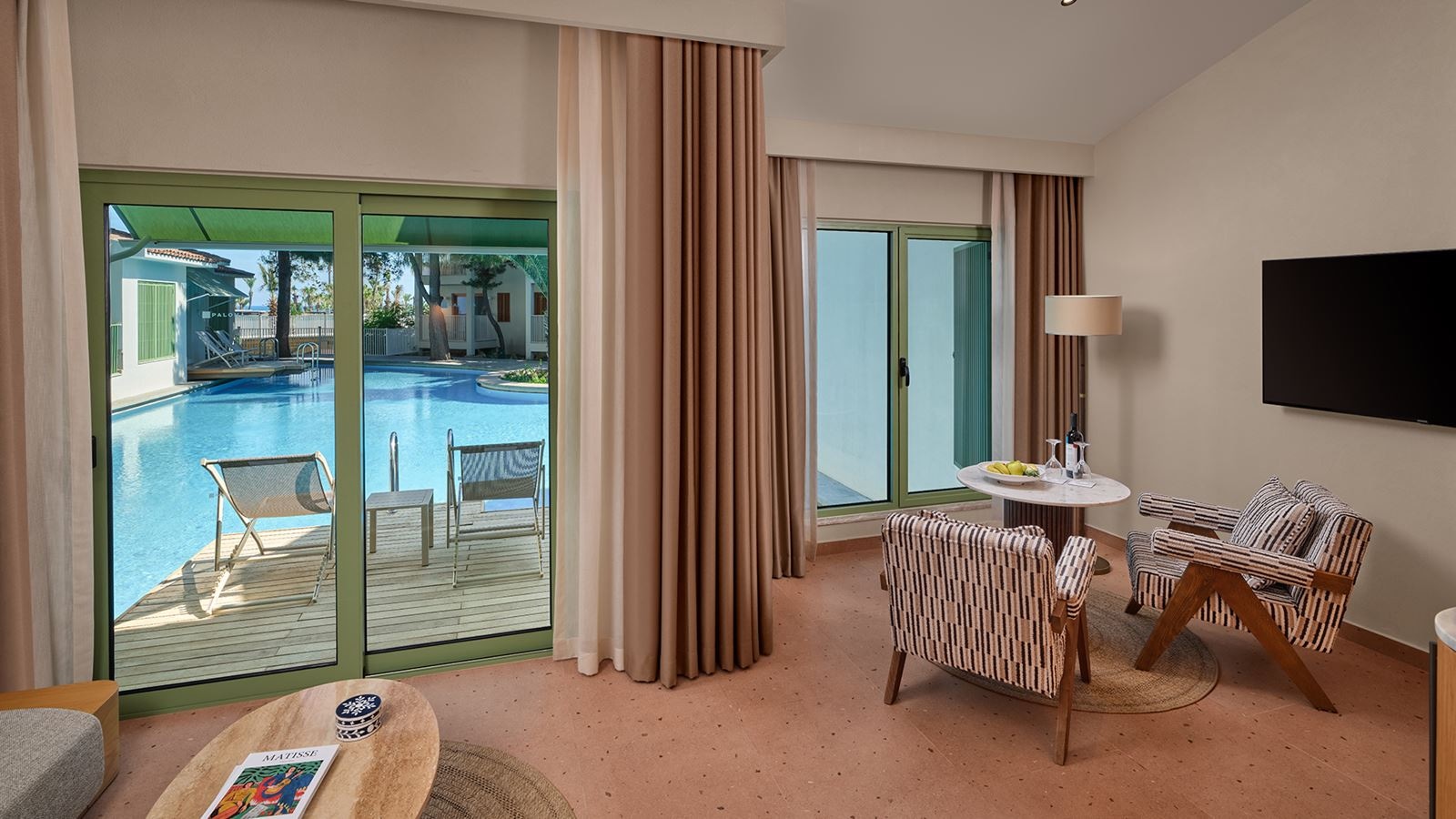 rooms-lake-suite-direct-pool-acces-+18-age