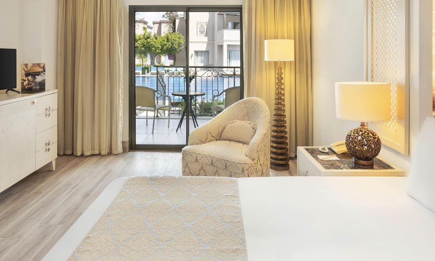 rooms-swim--up-room--annex-building