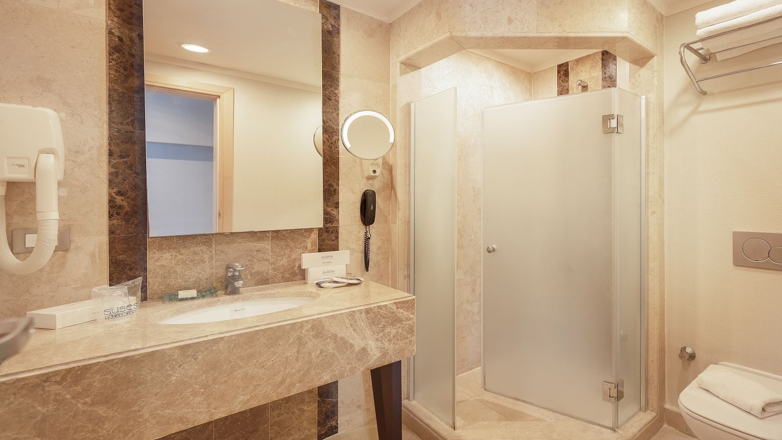 rooms-love-lake-suite