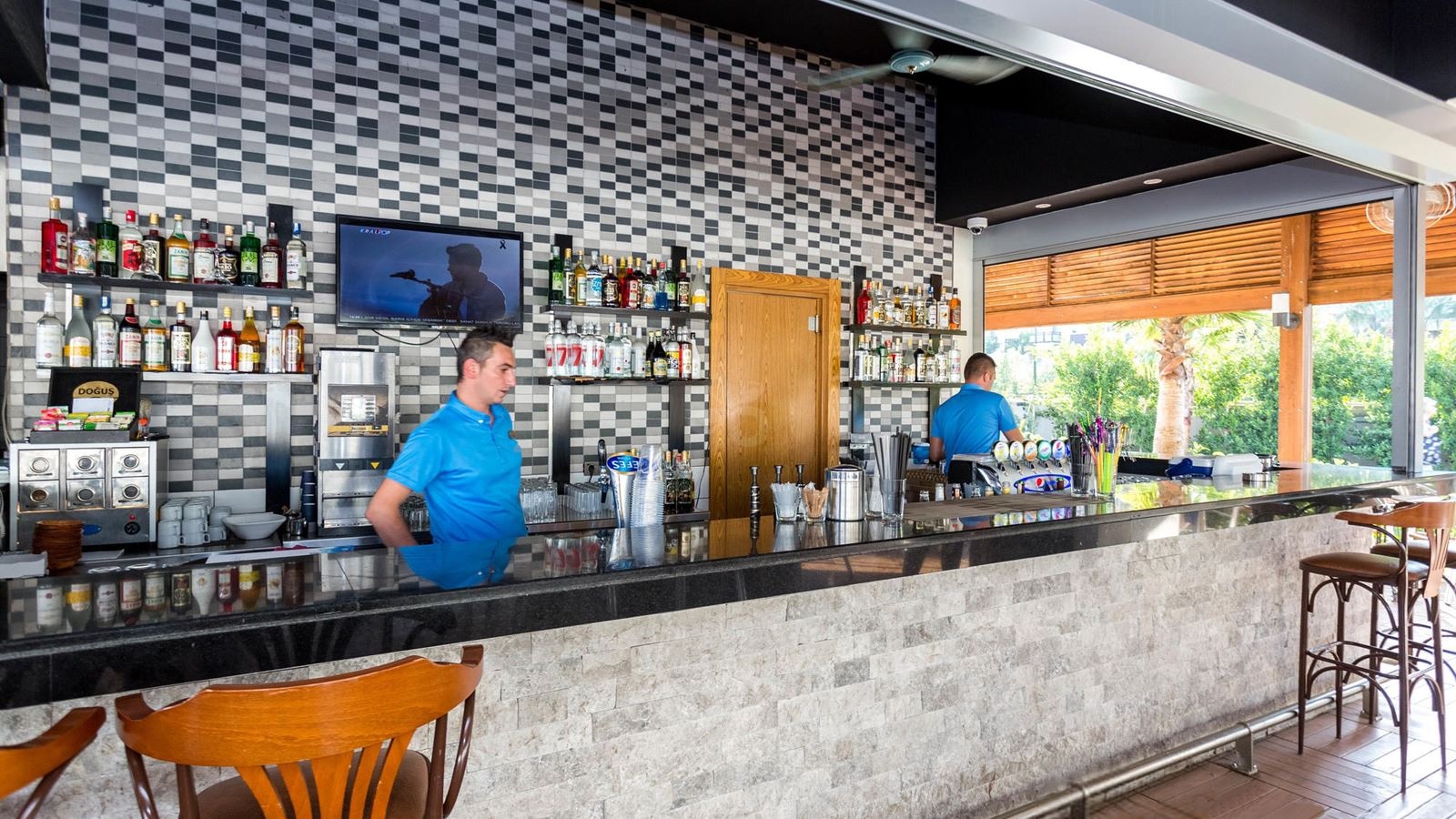 restaurants-arena-pool-bar