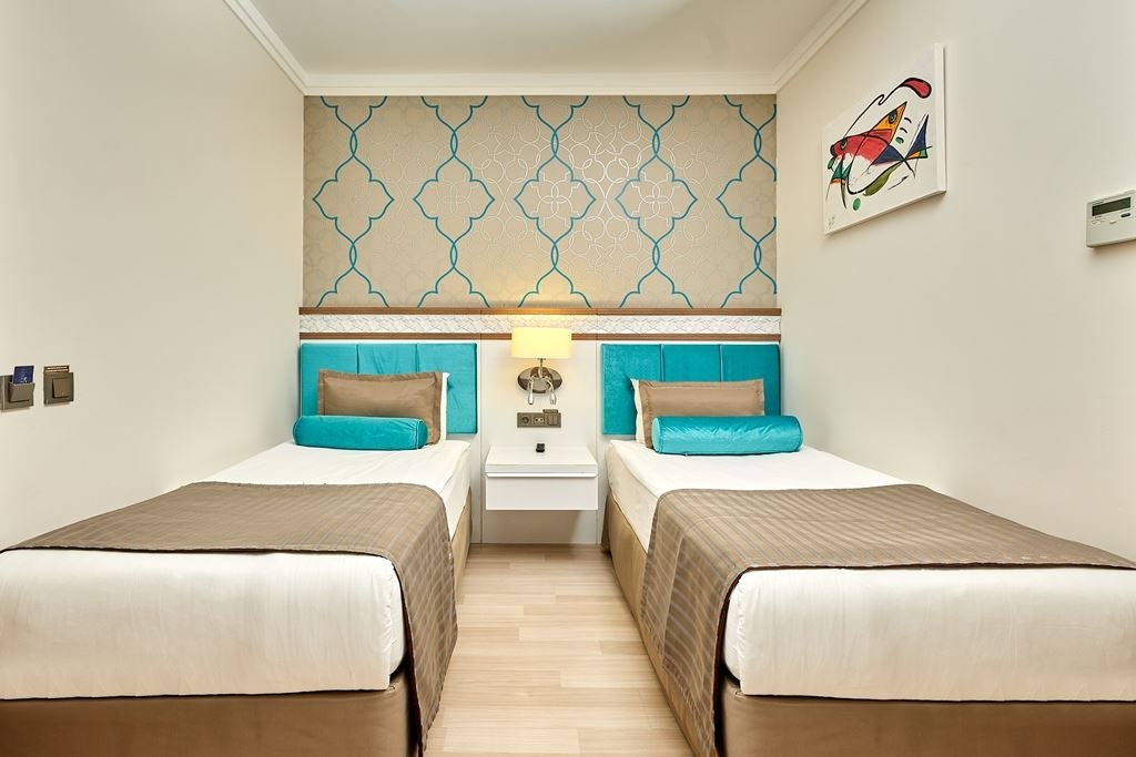 rooms-family-room-land-side