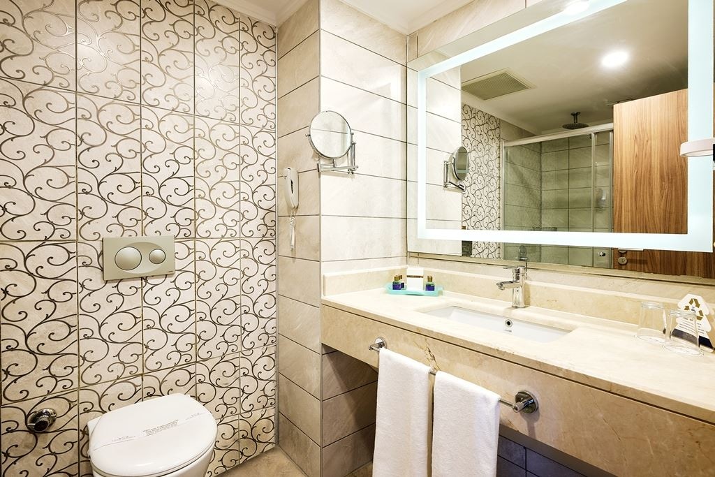 rooms-family-room-land-side