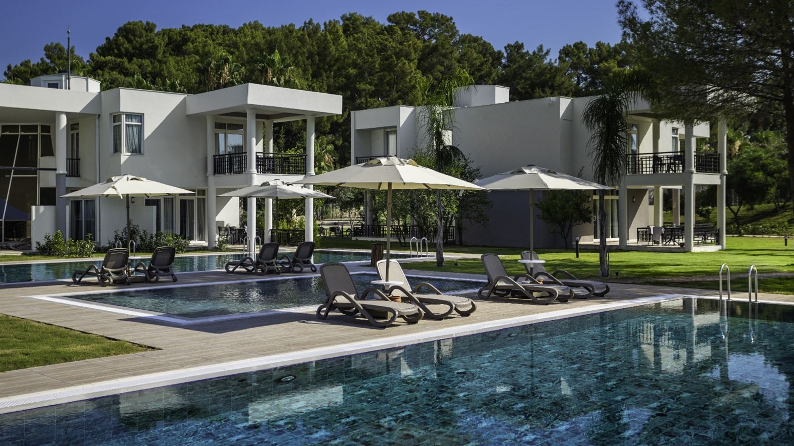 rooms-lake-swim-up-family-suit