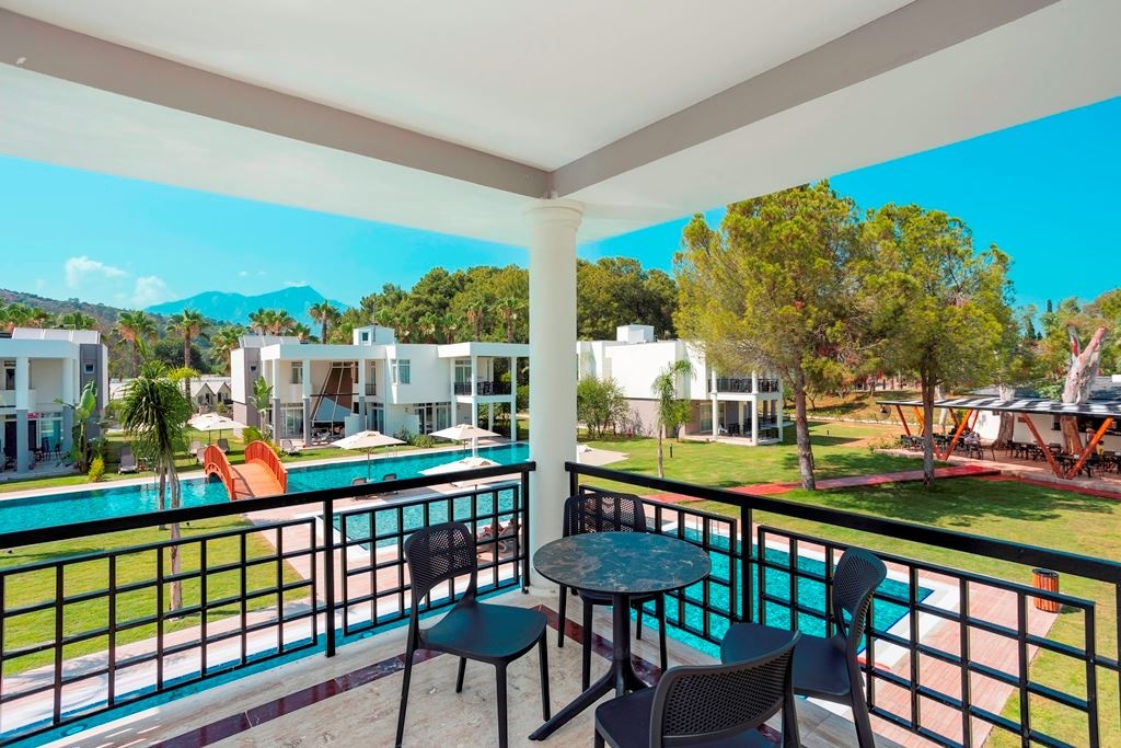 rooms-lake-swimup-superior-room-up-floor