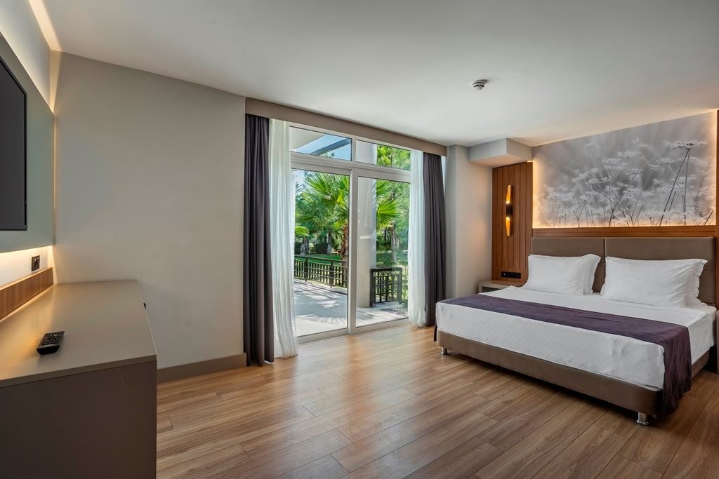 rooms-lake-family-suit