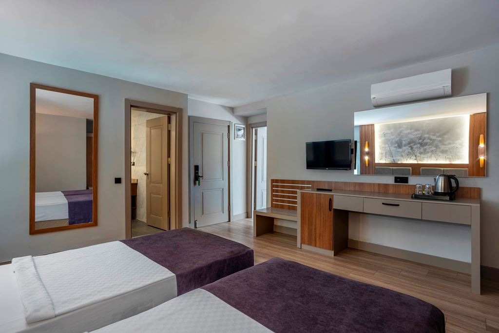 rooms-lake-family-suit