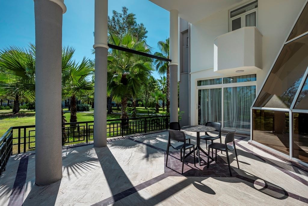 rooms-lake-family-suit