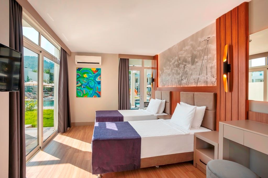 rooms-lake-swim-up-family-suit