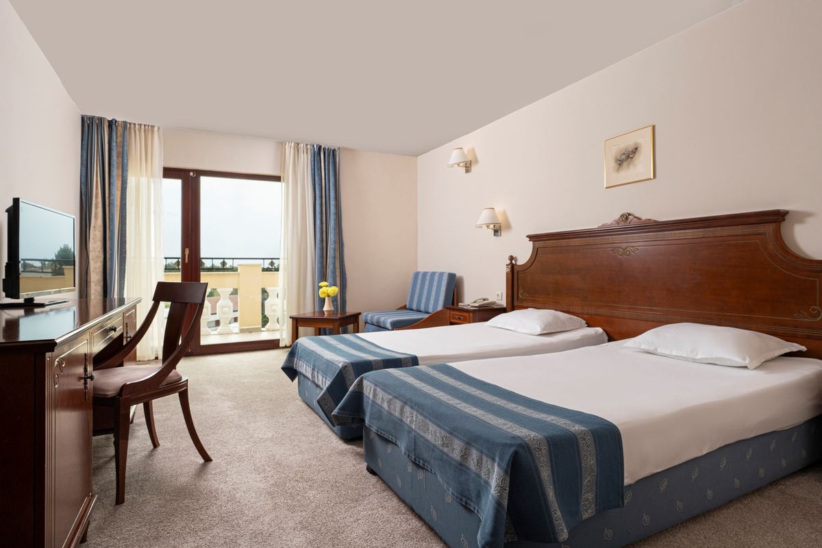 rooms-standard-room-poolview-balcony-or-terrace