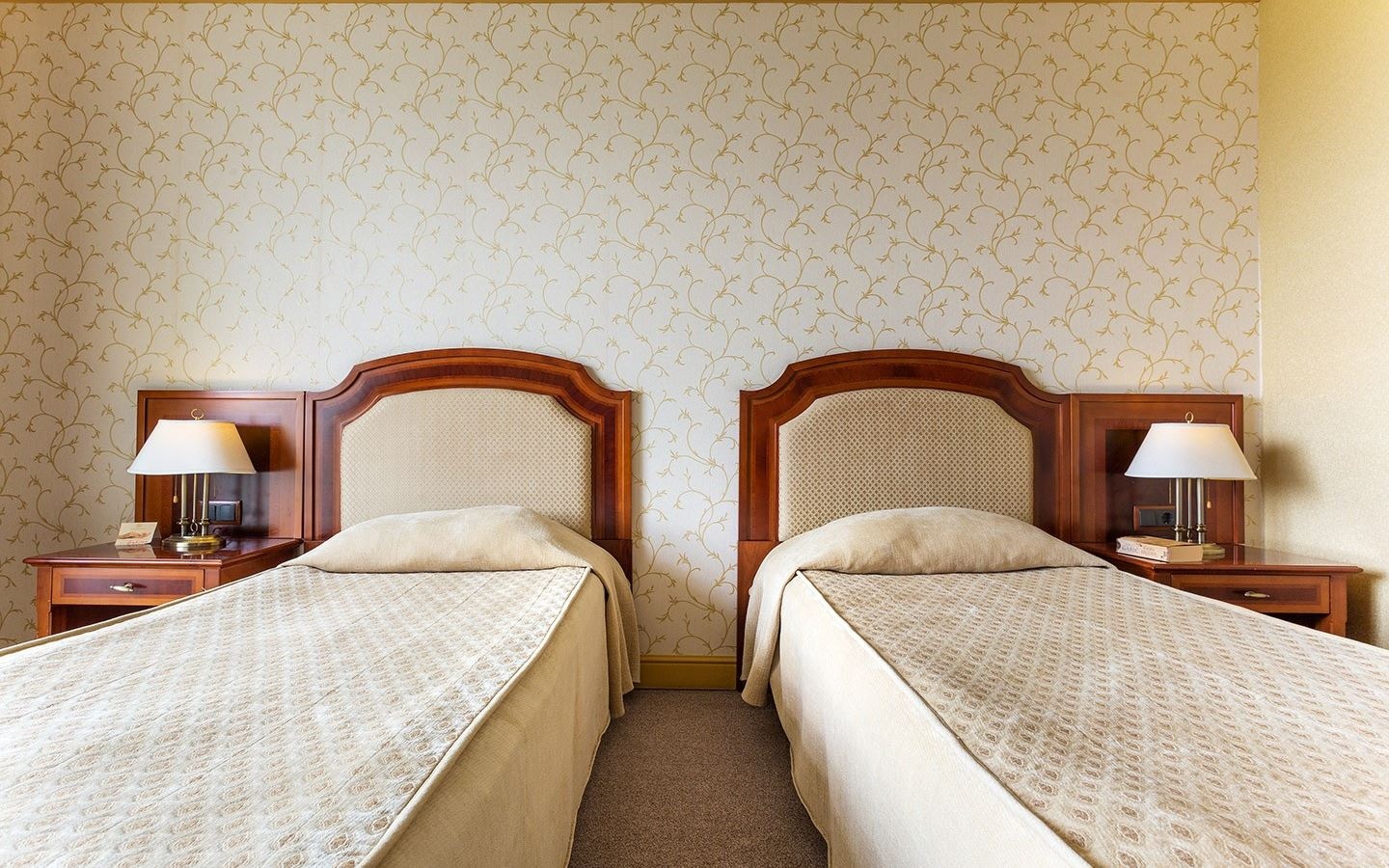 rooms-twin-standard-room-pool-view-balcony