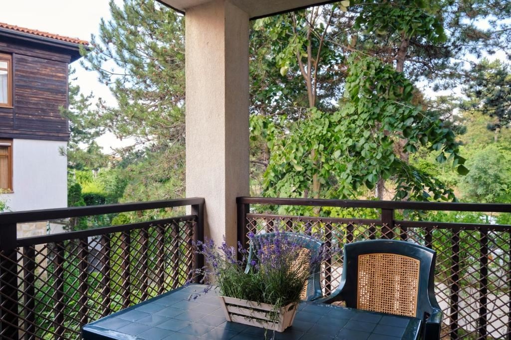 rooms-1-bedroom-apartment-park-view-balcony