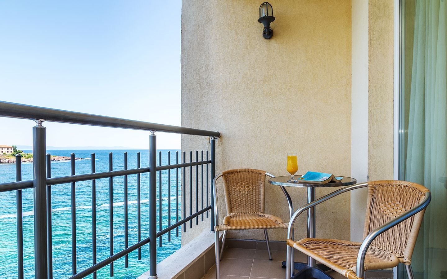 rooms-double-standard-apartment-balcony