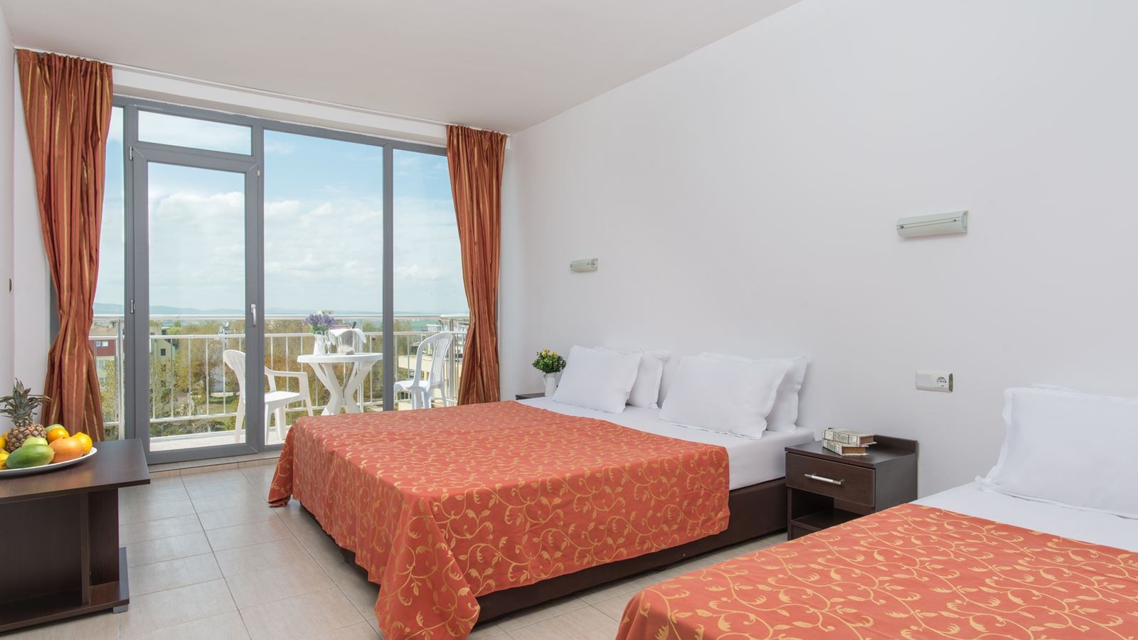 rooms-twin-deluxe-room-balcony-or-terrace