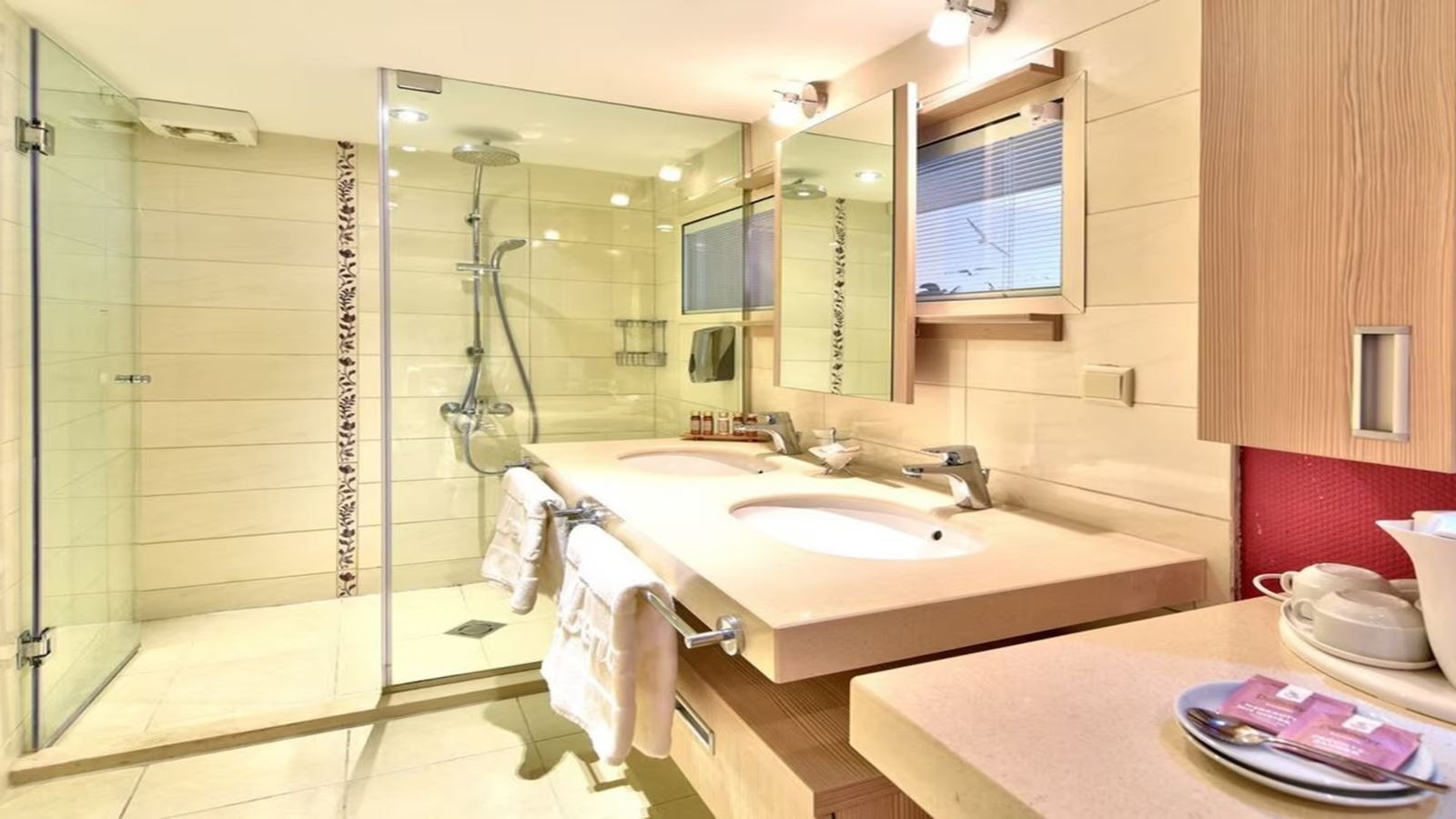 rooms-twin-deluxe-room-gardenview-balcony