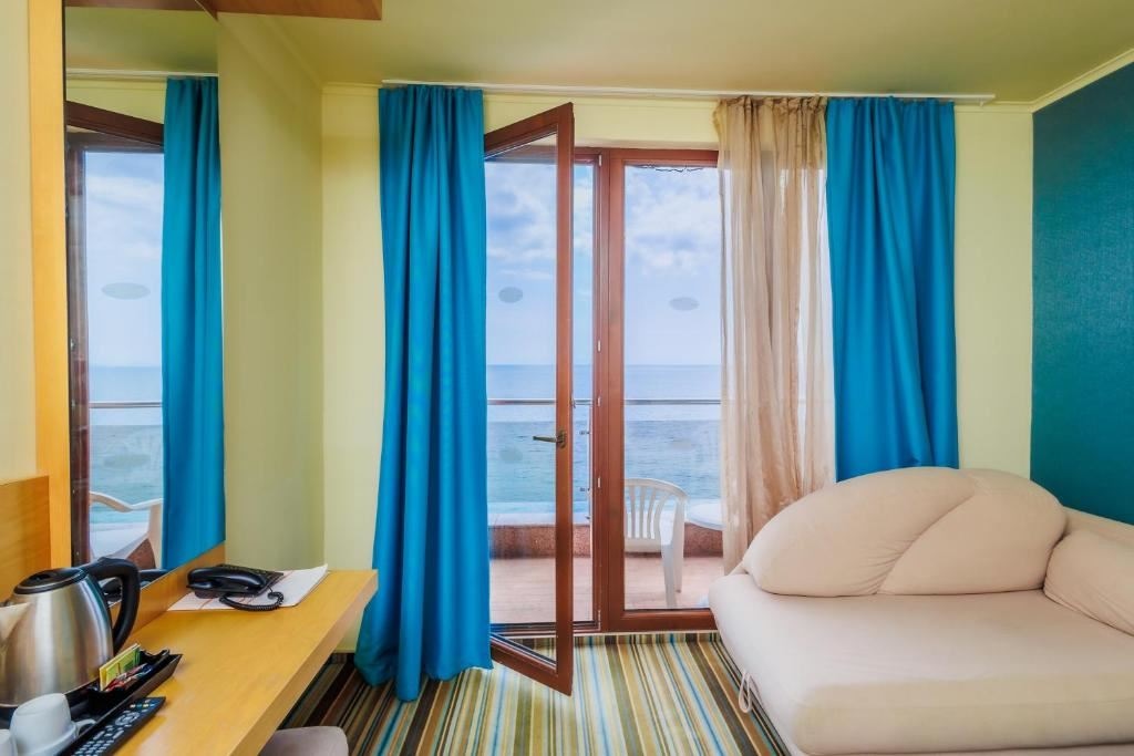 rooms-twin-standard-room-seaview-balcony