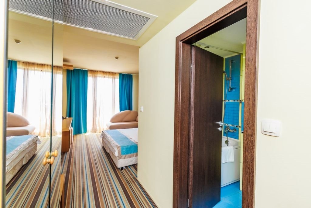 rooms-single-wchild-standard-room-seaview-balcony