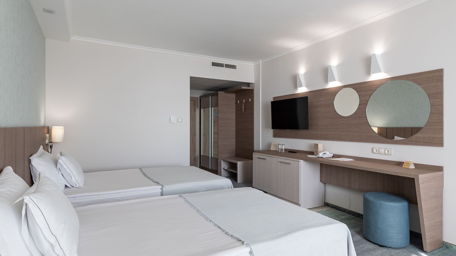 rooms-twin-superior-room-balcony