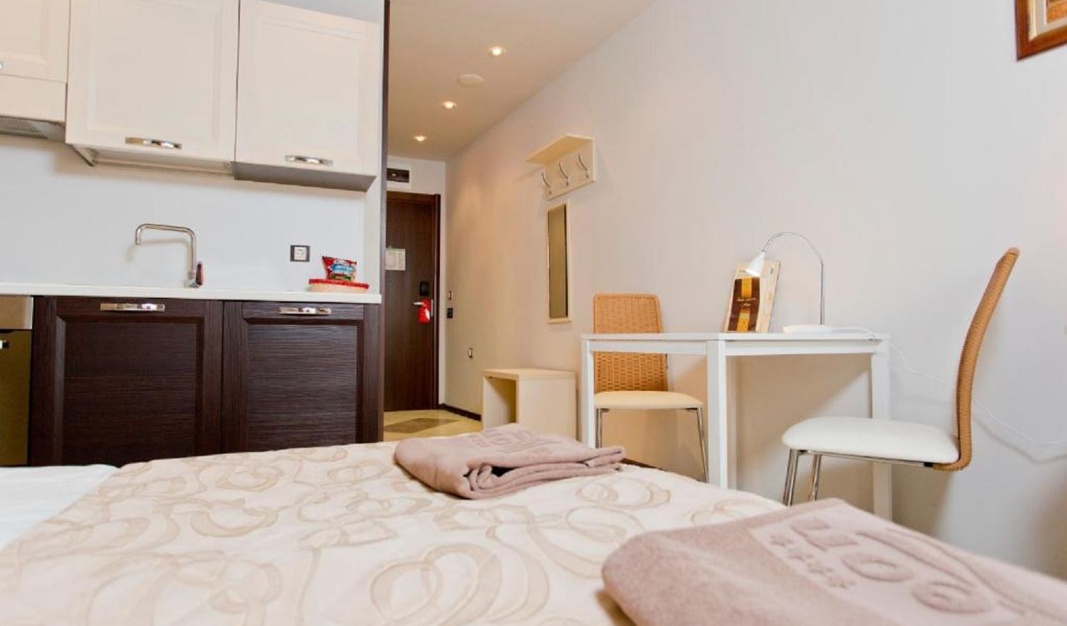 rooms-standard-apartment-lateralseaview-balcony