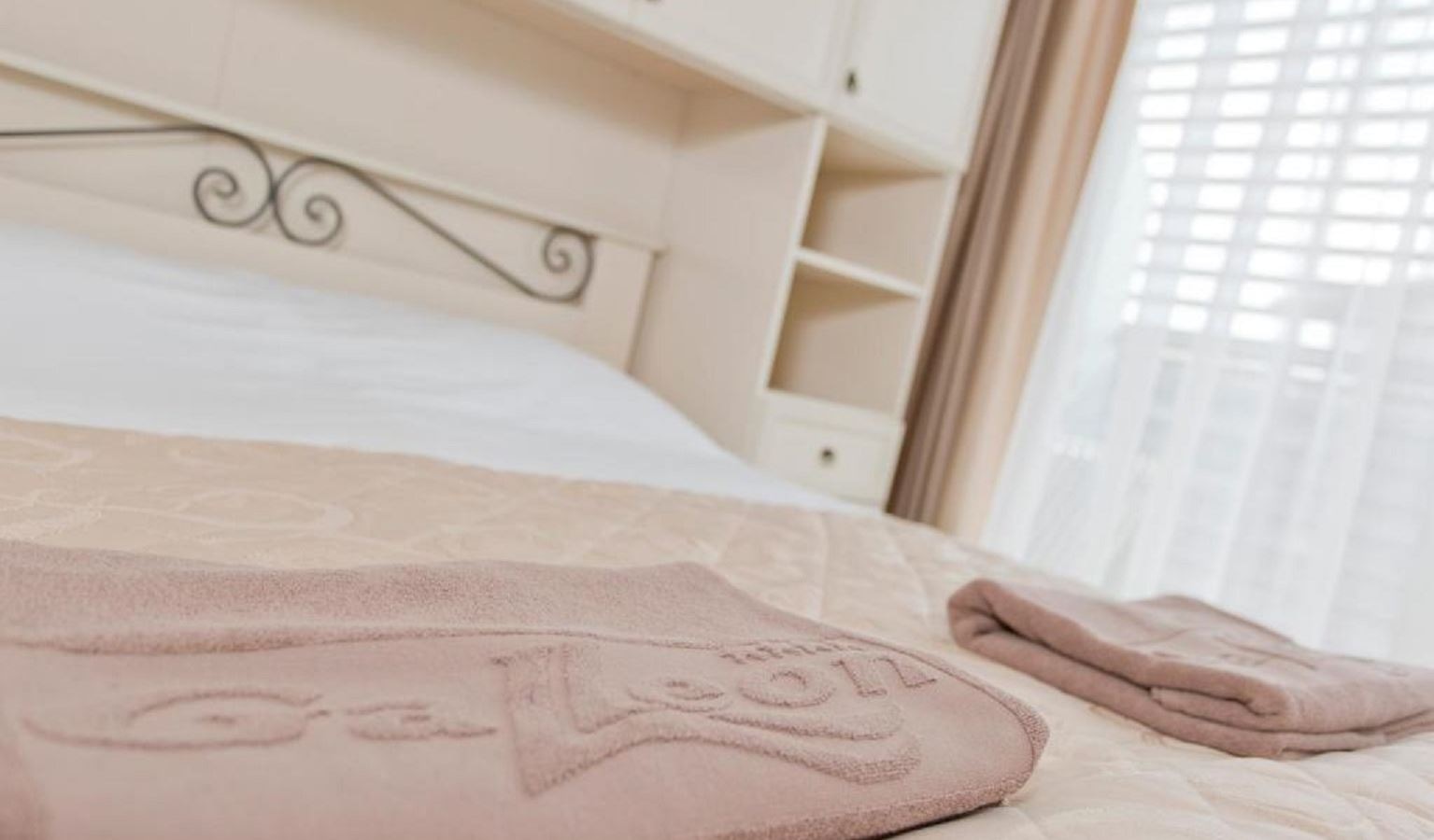 rooms-standard-apartment-lateralseaview-balcony