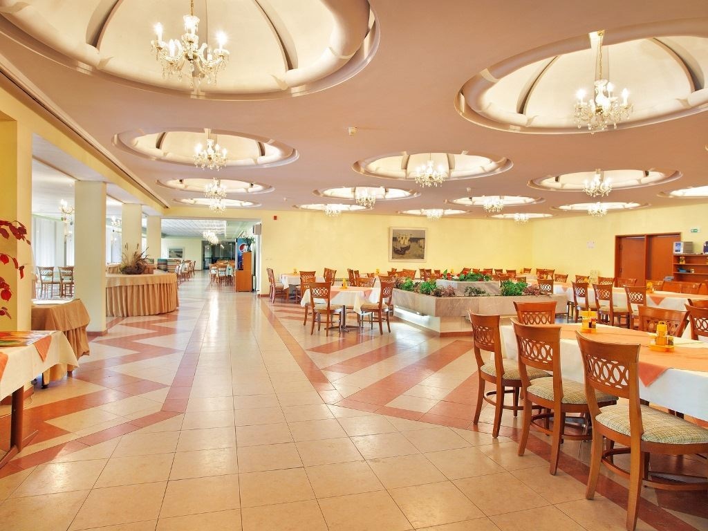 restaurants-restaurant