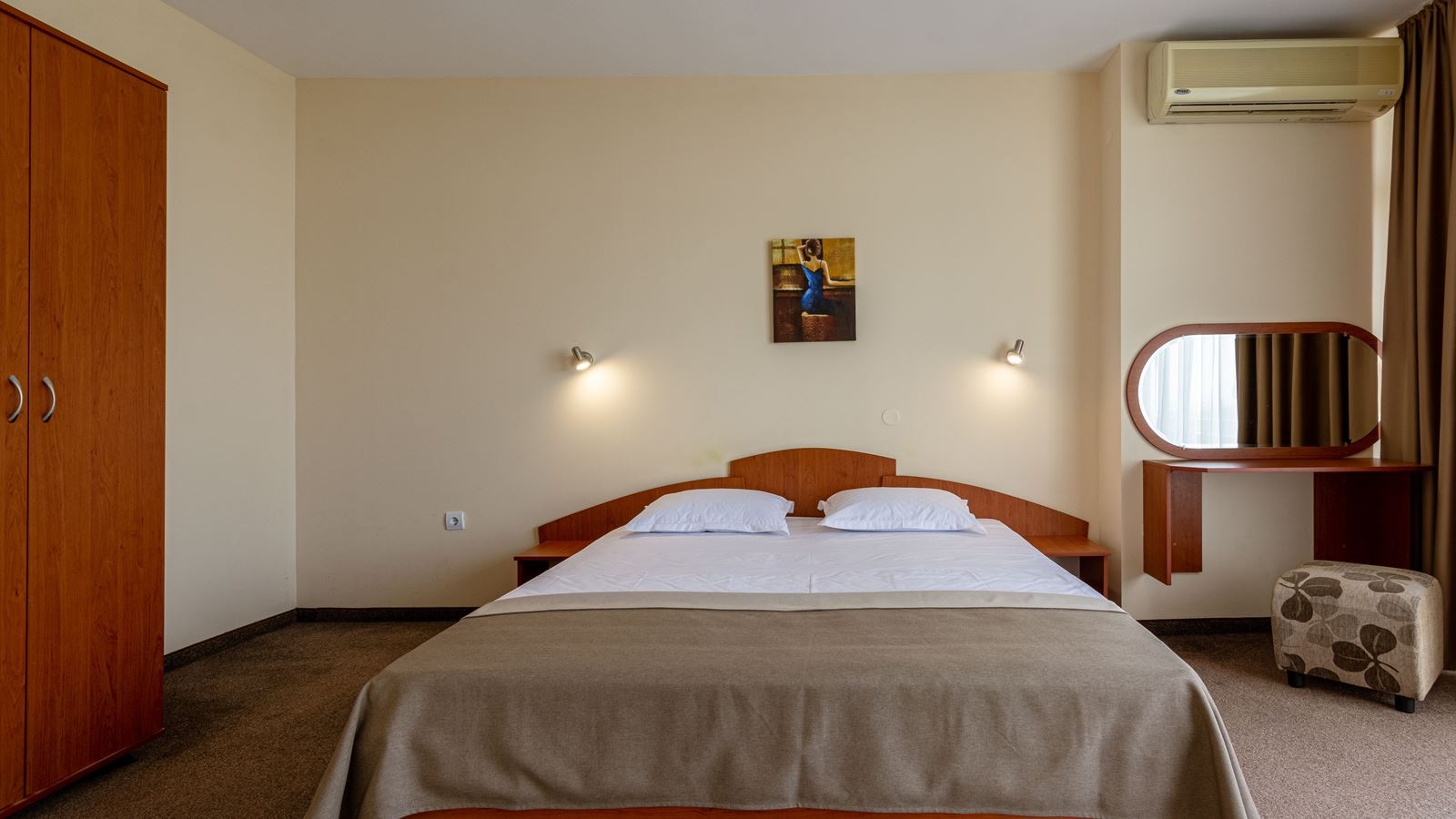 rooms-apartment-with-terrace