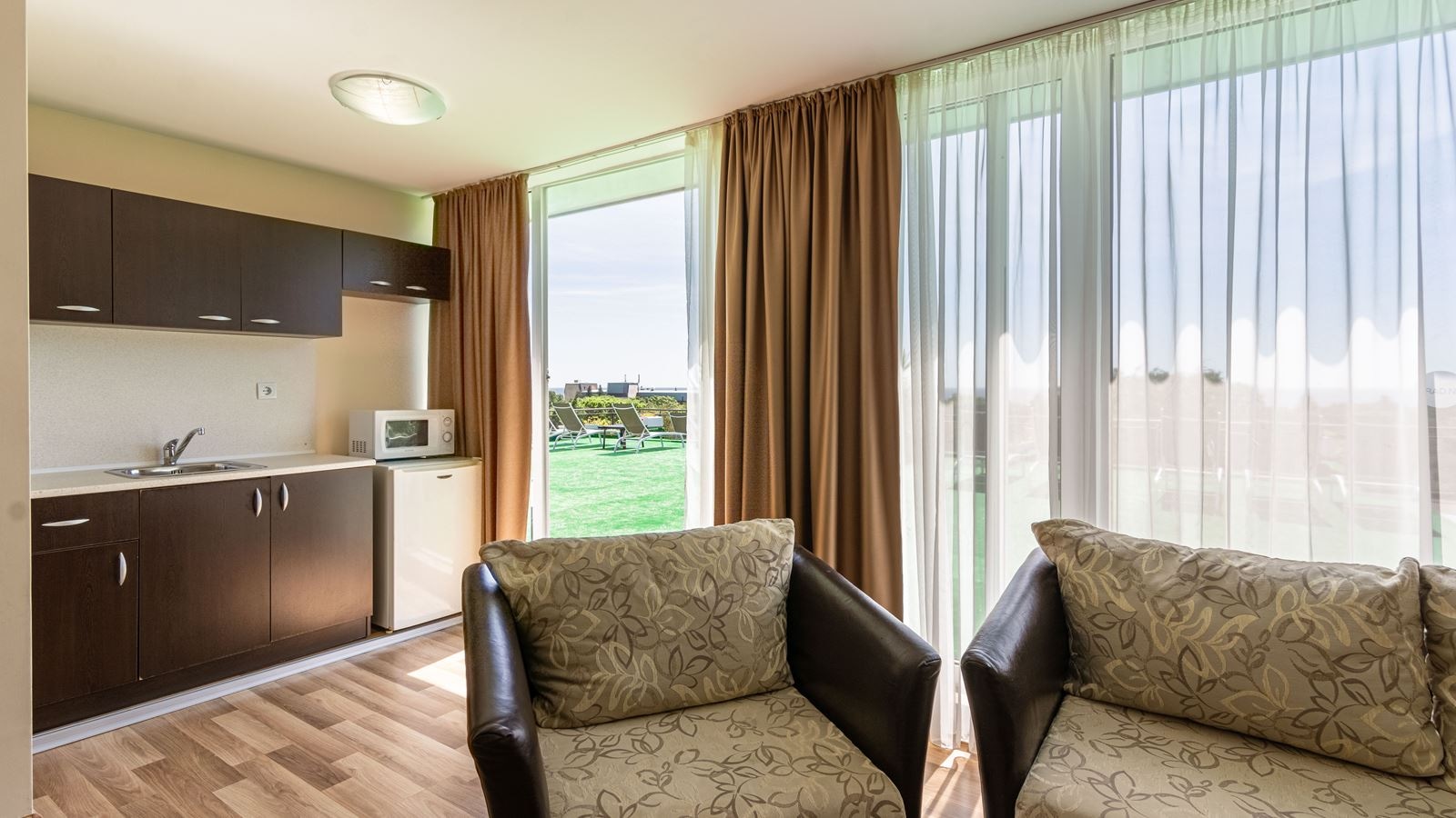 rooms-apartment-with-terrace