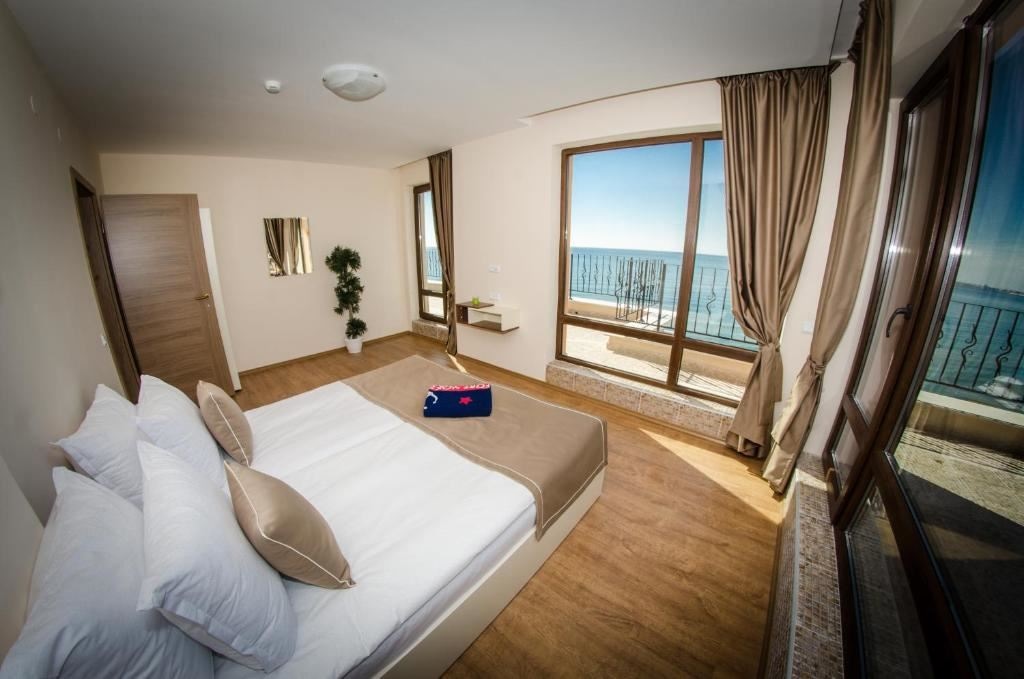 rooms-standard-apartment-balcony-or-terrace