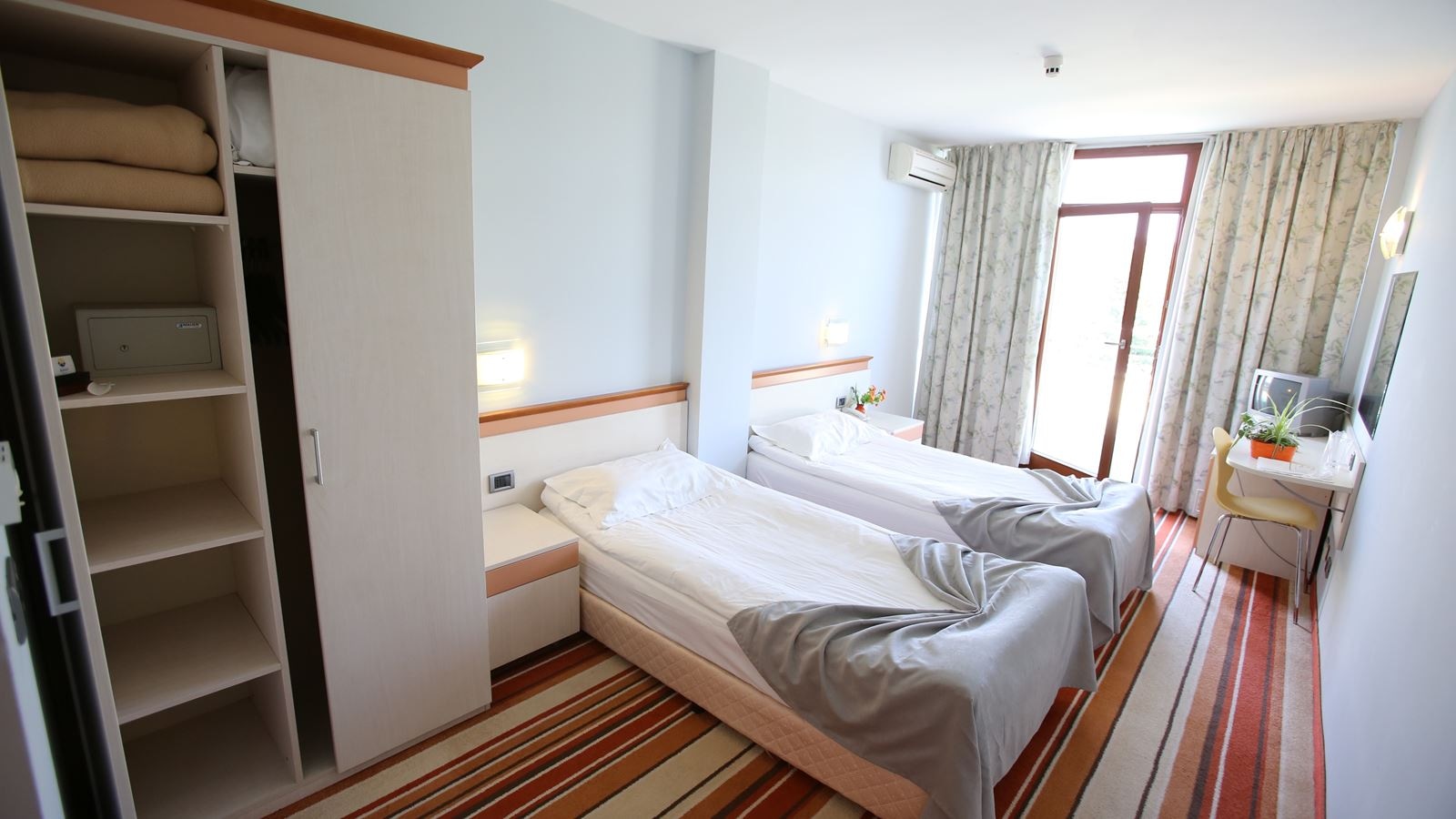 rooms-standard-room-balcony