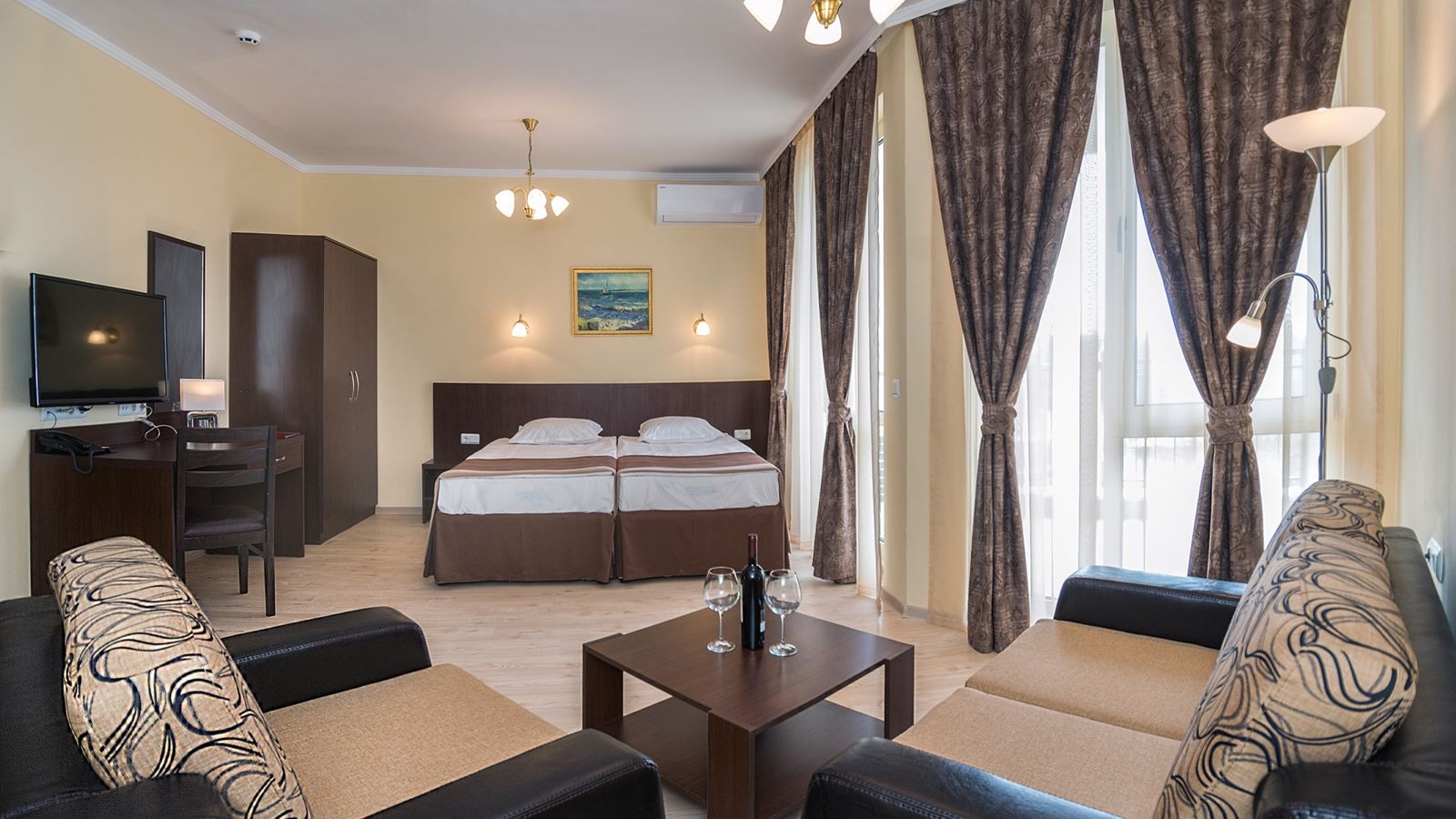 rooms-standard-family-junior-suite-balcony-or-terrace