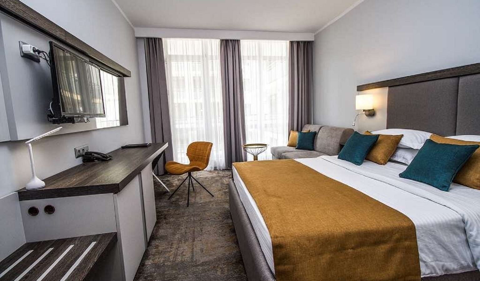 rooms-comfort-room-pool-view