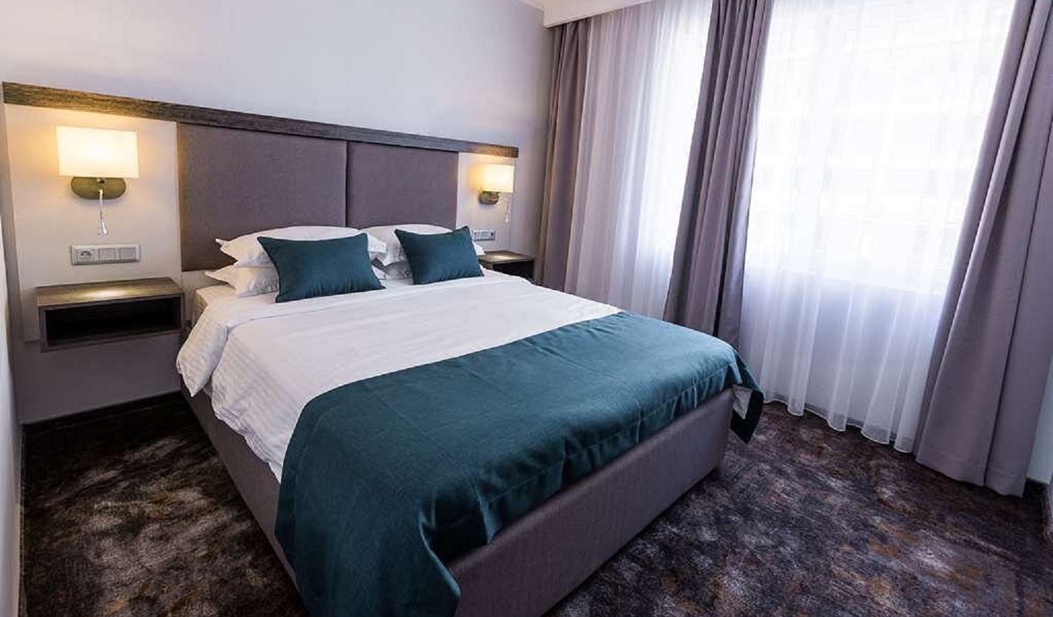 rooms-double-no-balcony-pool-view