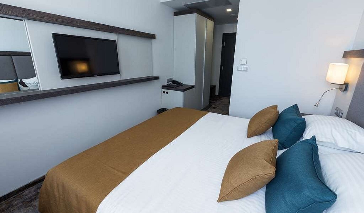 rooms-single-room-pool-view-without-balcony