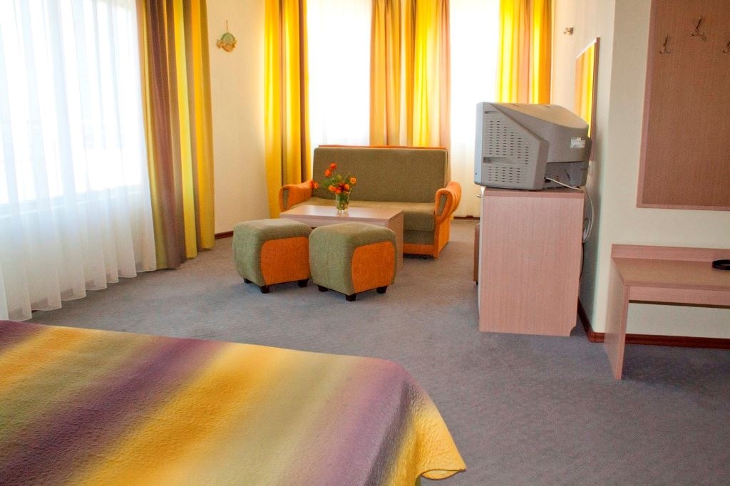 rooms-deluxe-room-balcony