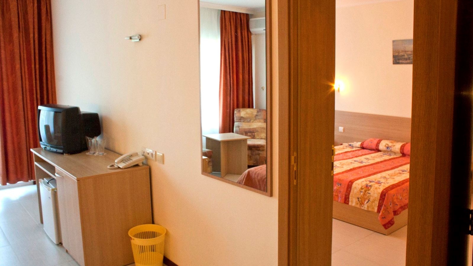 rooms-standard-familyroom-balcony