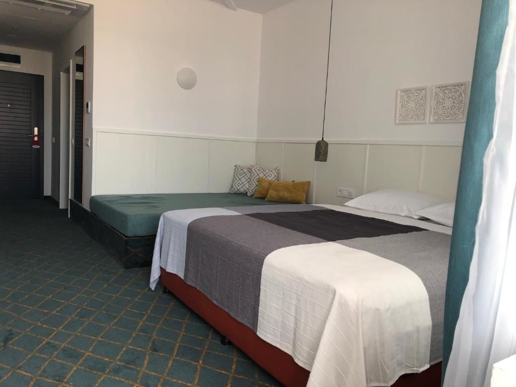 rooms-single-wchild-standard-room-park-view-balcony-or-terrace